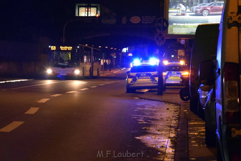 Feuer Matratze wo ein Obachloser drauf geschlafen hat Koeln Muelheim Steegerstr P07.JPG - Miklos Laubert